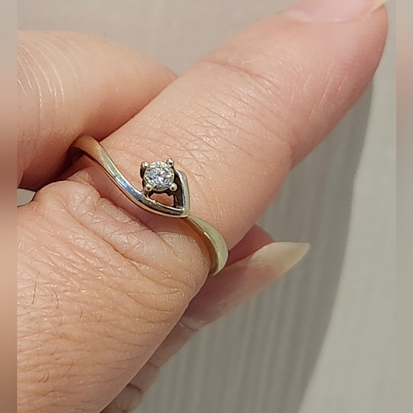 18K Gold Diamond Ring - Picture 4 of 5